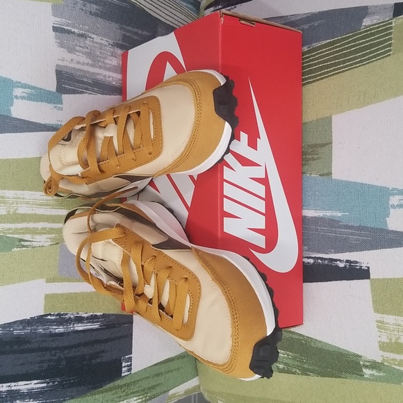 Nike Women's WMNS Waffle Debut In Brown Sesame Size 6 - Picture 3 of 11